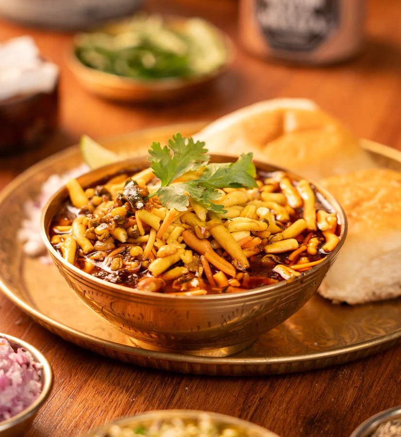 Misal Pav – Spicy Aur Flavorful Maharashtrian Dish