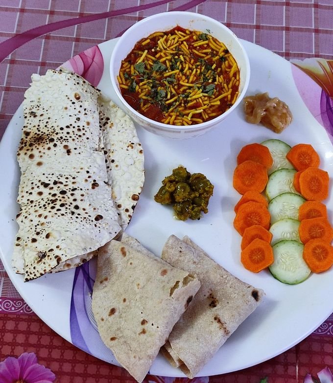 Sev Tameta – Tangy Aur Flavorful Gujarati Curry